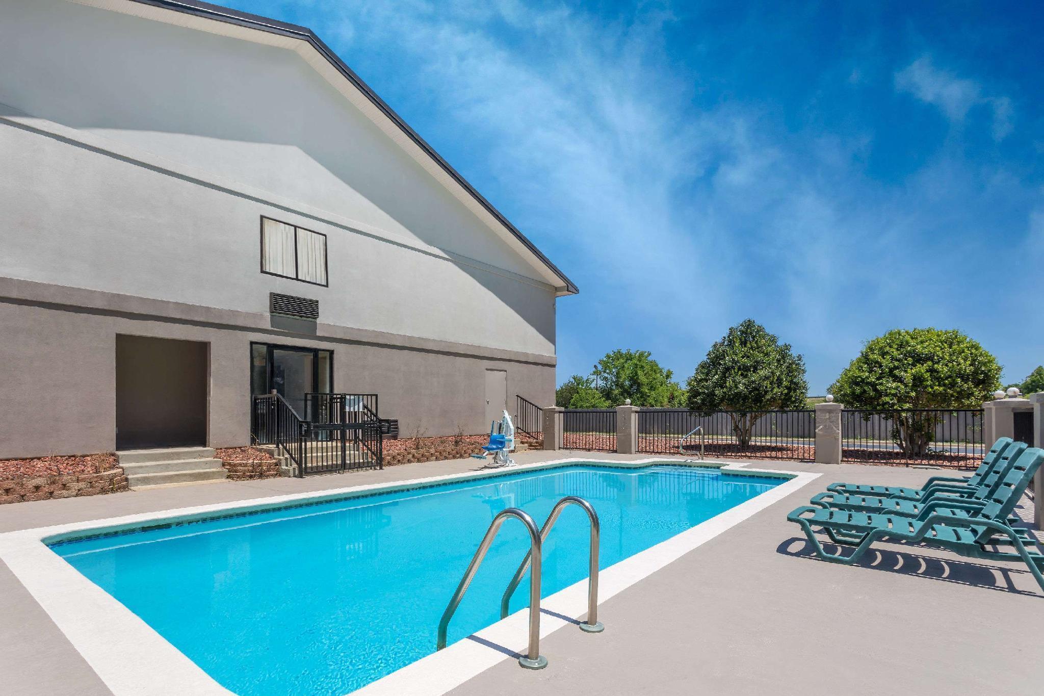 Super 8 By Wyndham Montgomery I-65 Экстерьер фото